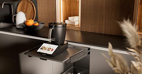 Praktisch: Mit Hilfe der Ausschwenkmechanik wird das Tablar samt K&uuml;chenmaschine aus dem Unterschrank auf die Arbeitsh&ouml;he bef&ouml;rdert.