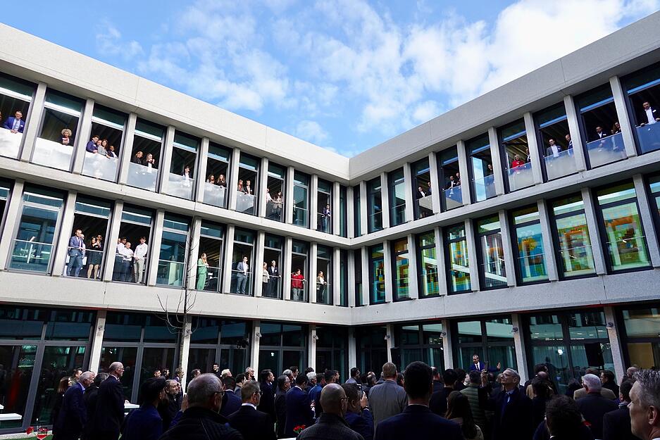 Im Innenhof des neuen Gebäudes: Mitarbeiter begrüßen die Festgäste und die Familie Würth Im Innenhof des neuen Gebäudes: Mitarbeiter begrüßen die Festgäste und die Familie Würth