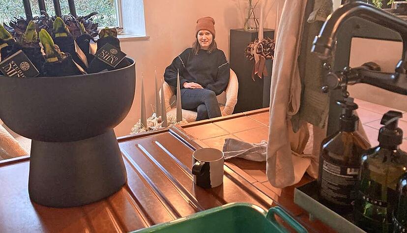 Jasmin Zapf, Floristik-Meisterin und Inhaberin des Studio Min, ist seit M&auml;rz 2024 in der ehemaligen Spritfabrik Richen.