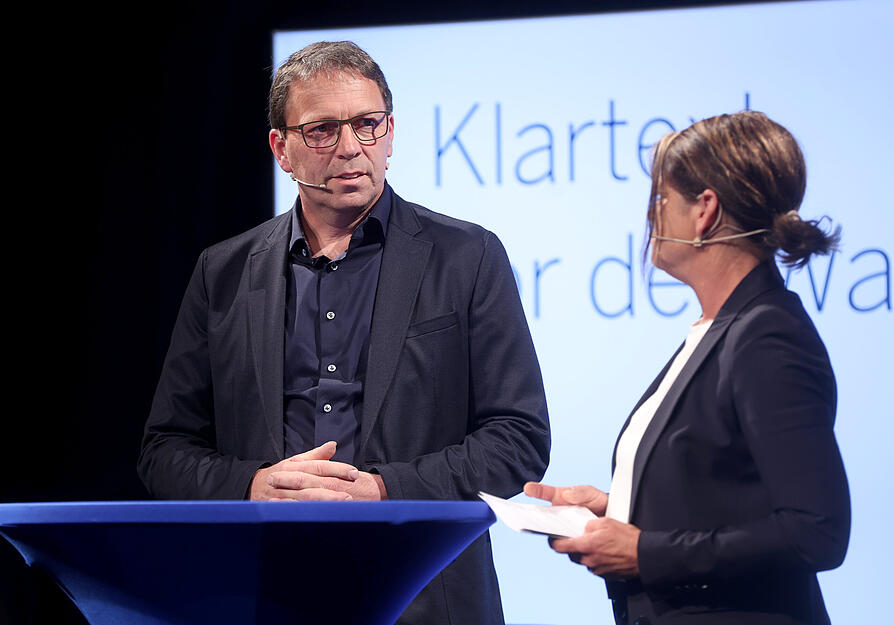 B&uuml;rgermeisterkandidat Harald Koppenh&ouml;fer (links) musste sich bei der Podiumsdiskussion vielen Fragen stellen.