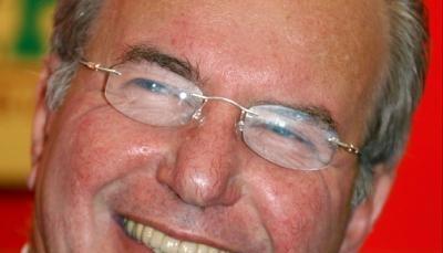 Jean-Marcel Nartz, Technischer Leiter bei der Hamburger Universum Box-Promotion, aufgenommen in Magdeburg (Archivfoto vom 19.09.2002). Er hat Box-Rüpel Rocchigiani die Hand gehalten, war der unsichtbare Regisseur hinter Gentleman Maske und bereitet jetzt Weltmeistern wie  Halmich und Sturm die Bühne: Jean-Marcel Nartz, Technischer Leiter bei der Hamburger Universum Box-Promotion, wird am Montag (8. Mai) 60 Jahre alt. Wie kein Zweiter hat der Rheinländer seit beinahe 30 Jahren das Berufsboxen in Deutschland geprägt. Foto: Peter Förster dpa (zu dpa-KORR: "Jean-Marcel Nartz - ein Geburtshelfer des deutschen Box-Booms wird 60" vom 05.05.2006) +++(c) dpa - Bildfunk+++