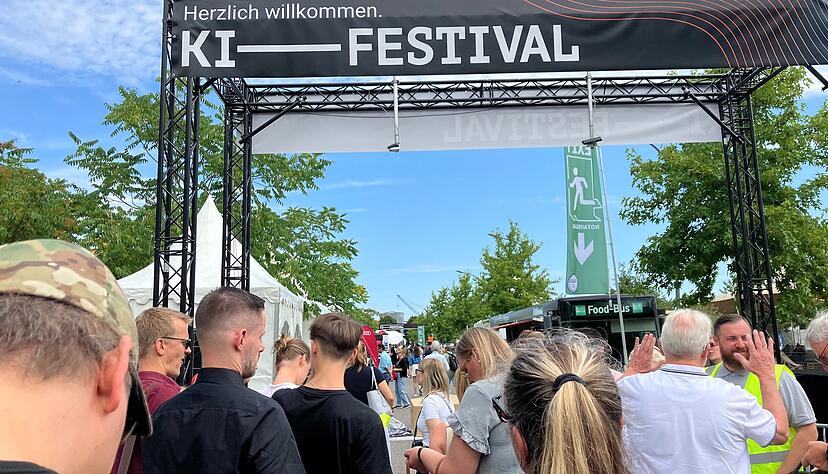 Schlangestehen vor dem Start: Am Samstagmittag war das Interesse am KI-Festival groß. Schlangestehen vor dem Start: Am Samstagmittag war das Interesse am KI-Festival groß.