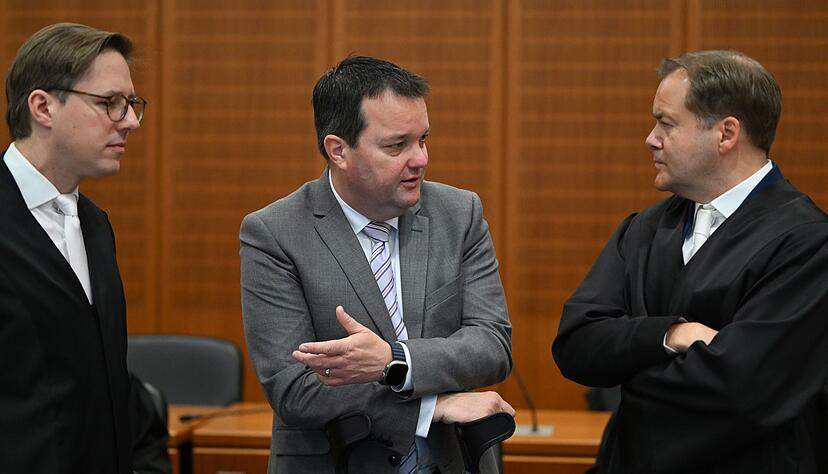 Im Prozess gegen den ehemaligen DFB-Schatzmeister Stephan Osnabr&uuml;gge (M) gab es einen Zwischenbericht der Richterin. (Archivbild)