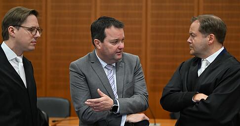 Im Prozess gegen den ehemaligen DFB-Schatzmeister Stephan Osnabr&uuml;gge (M) gab es einen Zwischenbericht der Richterin. (Archivbild)