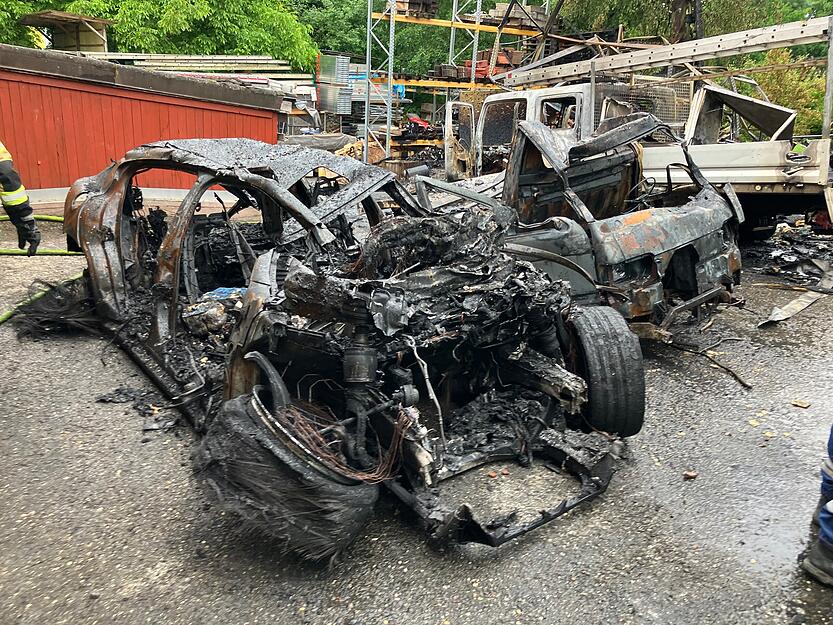 Nach dem Scheunenbrand zeugen verkohlte Karosserien von dem Feuer in der Nacht auf Montag.