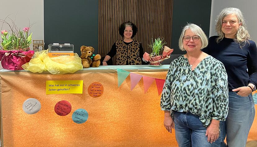 Freuen sich &uuml;ber die neuen R&auml;ume in der Bismarckstra&szlig;e: Tanja Gabel, Ute Schwarz und Birgit B&auml;hrle (v.l.), die Hauptamtlichen bei den ambulanten Hospizdiensten in &Ouml;hringen.