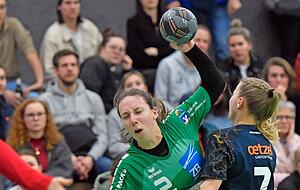 Luisa Riek (links) war von der Sport-Union-Abwehr nur selten so energisch aufzuhalten wie in dieser Szene durch Carlotta Remmler. Luisa Riek (links) war von der Sport-Union-Abwehr nur selten so energisch aufzuhalten wie in dieser Szene durch Carlotta Remmler.