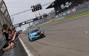 Ein Gruß an die Crew und die Fans: Nach 24:11:53,880 Stunden und 138 Runden war der Klassensieg des Adrenalin-BMW um Yannick Fübrich, Sven Markert, Nils Steinberg und Stefan Kruse unter Dach und Fach.