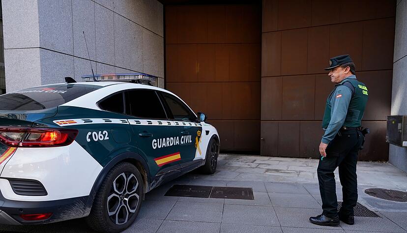 Die Staatsanwaltschaft in Spanien hat Haftstrafen von je 25 Jahren und vier Monaten für deutsche Eltern beantragt, die ihre drei Kinder fast vier Jahre in ihrem Haus in der nordspanischen Stadt Oviedo eingesperrt hatten. (Archivfoto) Die Staatsanwaltschaft in Spanien hat Haftstrafen von je 25 Jahren und vier Monaten für deutsche Eltern beantragt, die ihre drei Kinder fast vier Jahre in ihrem Haus in der nordspanischen Stadt Oviedo eingesperrt hatten. (Archivfoto)