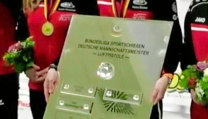 Traditionelle Sieger-Trophäe: der Meisterspiegel.
Foto: Screenshot/Schmerbeck