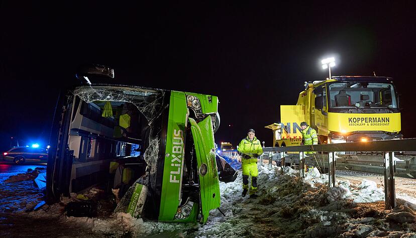 Gro&szlig;einsatz auf der A11: An einem Parkplatz im Nordosten Brandenburgs sterben bei einem Busunfall zwei Menschen.