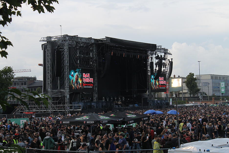 Etliche Fans warteten im Regen auf das Konzert der Metal-Band Iron Maiden in Stuttgart.