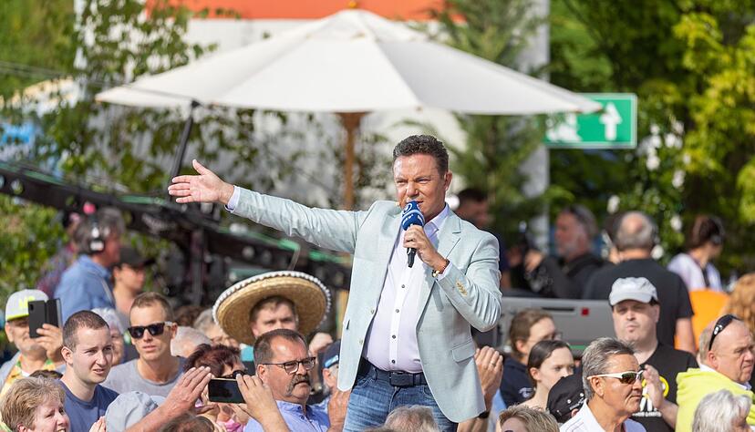 Moderator und Schlagers&auml;nger Stefan Mross hat die Sendung &uuml;ber Jahrzehnte gepr&auml;gt. (Archivbild)