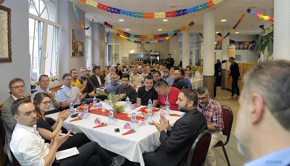 Moschee-Vorstand Ibrahim Ocak begrüßt die Gaste zum Nachbarschaftsfest in der Fatih-Moschee. Foto: Moschee-Vorstand Ibrahim Ocak begrüßt die Gaste zum Nachbarschaftsfest in der Fatih-Moschee. Foto: