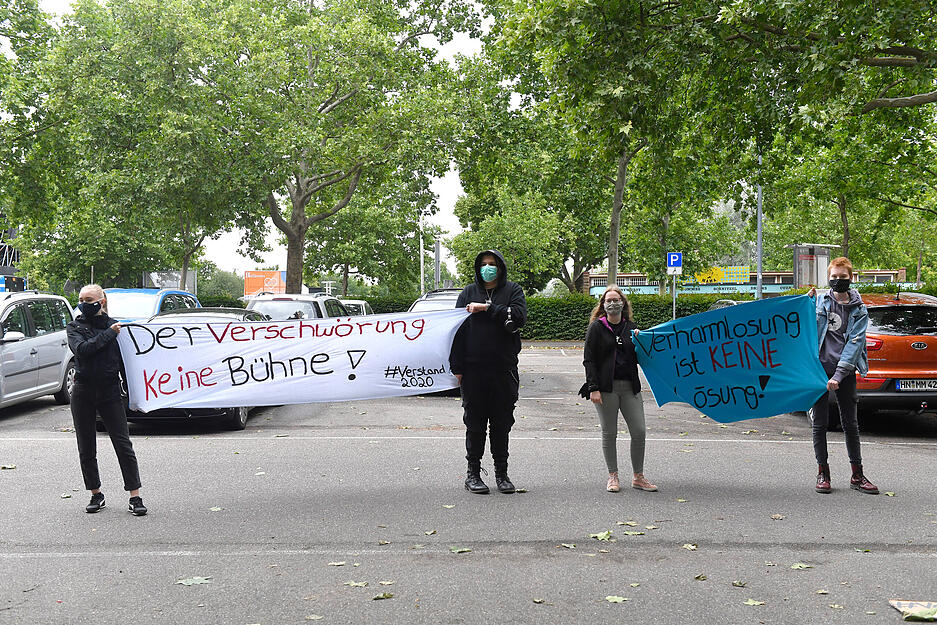 Demo gegen Corona-Einschränkungen trifft auf Gegendemo