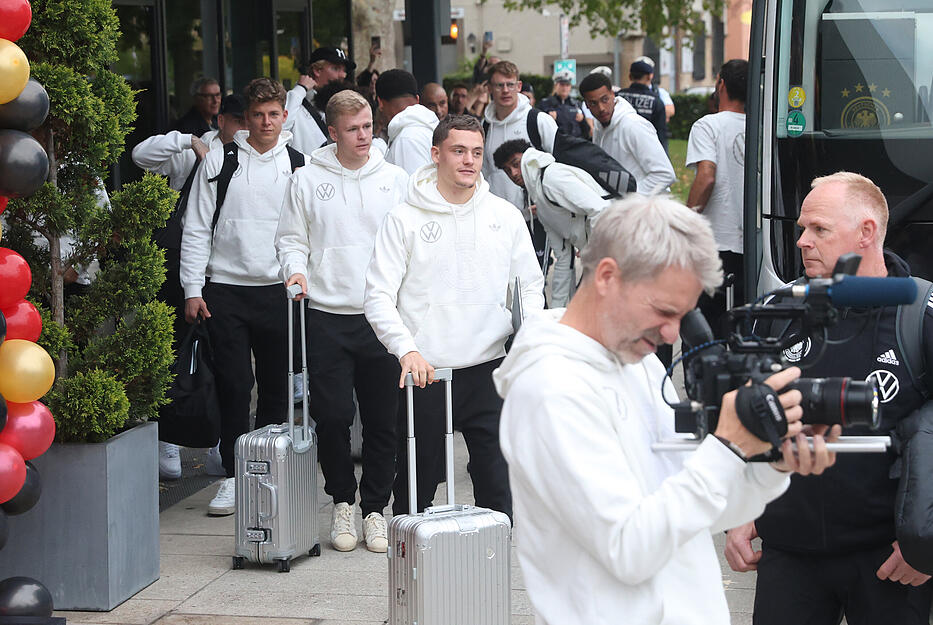 Das DFB-Team übernachtet am Donnerstag vor dem WM-Qualifikationsspiel im Parkhotel in Heilbronn. Zahlreiche Fans haben die Fußball-Stars in Empfang genommen. Es gab Autogramme und Fotos.