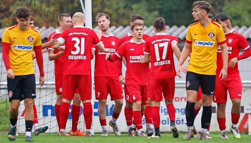 Die Gommersdorfer freuen sich mit Jan Reuther (Fünfter von links) über dessen Traumtor zum 4:0 gegen die Spvgg Neckarelz.
Foto: Schmerbeck