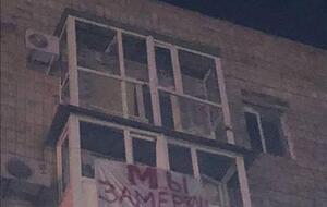 Auf dem Transparent dieser Ruine in Mariupol steht: „Wir erfrieren. Hilfe.“ Foto: privat Auf dem Transparent dieser Ruine in Mariupol steht: „Wir erfrieren. Hilfe.“ Foto: privat