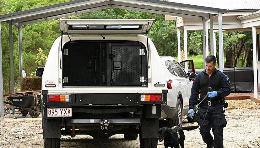 Das Haus der Angeklagten war nach den Todesfällen von Polizisten mit Spürhunden durchsucht worden. (Archivbild) Das Haus der Angeklagten war nach den Todesfällen von Polizisten mit Spürhunden durchsucht worden. (Archivbild)