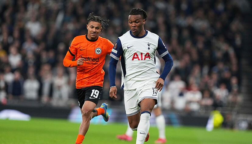 Tottenhams Destiny Udogie (r) soll von einem Spielerberater mit der Waffe bedroht worden sein. (Archivbild) Tottenhams Destiny Udogie (r) soll von einem Spielerberater mit der Waffe bedroht worden sein. (Archivbild)