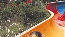 Die 63 Meter lange Wasserrutsche verl&auml;uft auch unter der Erde.