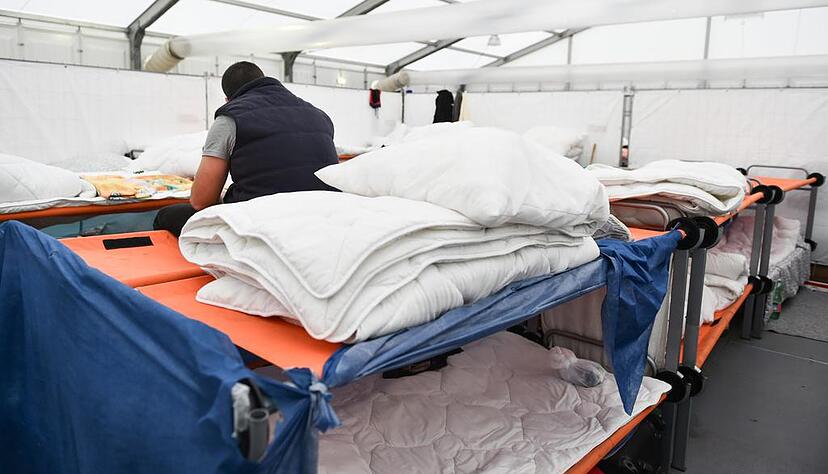 Immer mehr Flüchtlinge müssen in Notunterkünfte, wie hier in Karlsruhe, untergebracht werden.