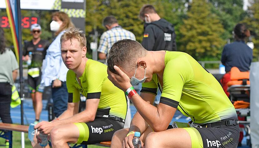 Durchgeschüttelt von der Enttäuschung und von innerer Wut: Timo Hackenjos vom hep Team Neckarsulm (rechts), daneben der drittplatzierte Malte Plappert.