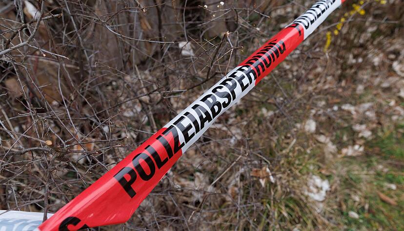 Ermittler bem&uuml;hen sich manchmal &uuml;ber Jahre, F&auml;lle zu l&ouml;sen - wie den versuchten Mord an einem Kommunalpolitiker, der 2023 durch Sch&uuml;sse auf seinem Anwesen in Hattenhofen (Kreis G&ouml;ppingen) schwer verletzt wurde. (Archivbild)