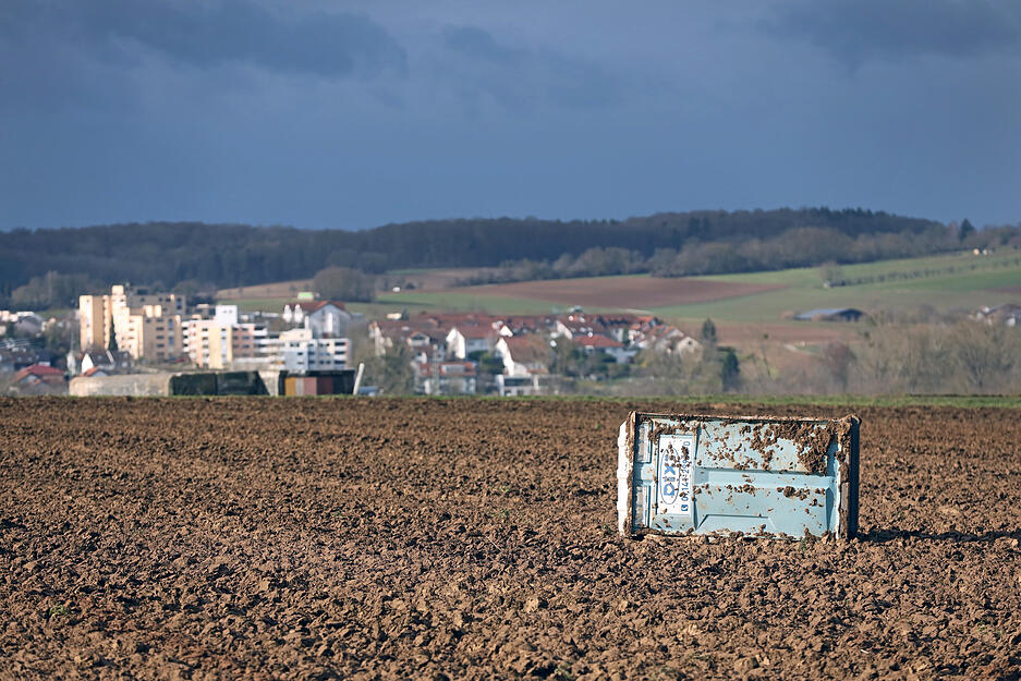 Bei Bad Friedrichshall-Kochendorf wurde eine Dixie-Toilette auf ein Feld geweht.