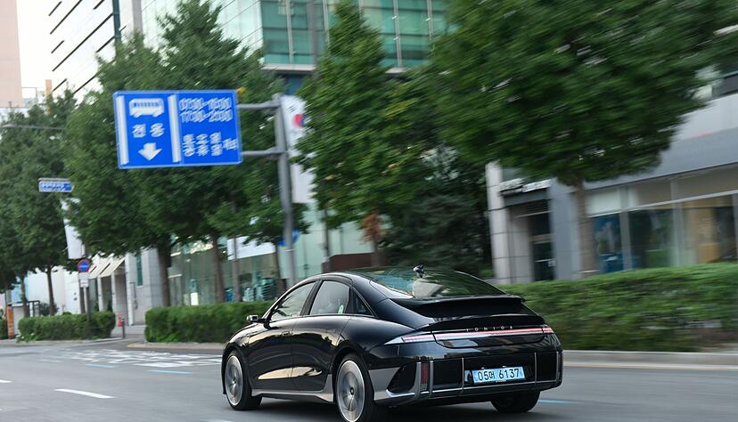 Die schmale R&uuml;cklichtleiste passt zum sportlich-eleganten Design des Ioniq 6.