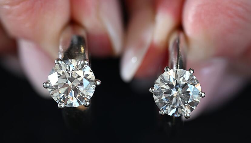 Sehen sich zum Verwechseln &auml;hnlich: links ein nat&uuml;rlicher, rechts ein synthetischer Diamant.