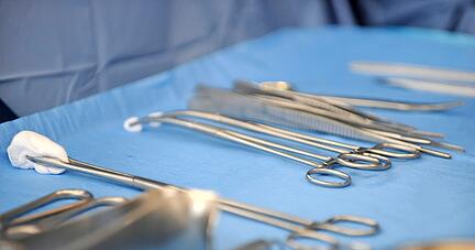 Bewährtes fortführen und Neues einführen: Mit diesem Kurs will Frank Wenger die Chirurgie am Hohenloher Krankenhaus stark halten. Der Chefarzt schätzt kurze Wege und Teamarbeit. Und er freut sich auf den Klinikneubau, der 2025 stehen soll.
Foto: privat Bewährtes fortführen und Neues einführen: Mit diesem Kurs will Frank Wenger die Chirurgie am Hohenloher Krankenhaus stark halten. Der Chefarzt schätzt kurze Wege und Teamarbeit. Und er freut sich auf den Klinikneubau, der 2025 stehen soll.
Foto: privat