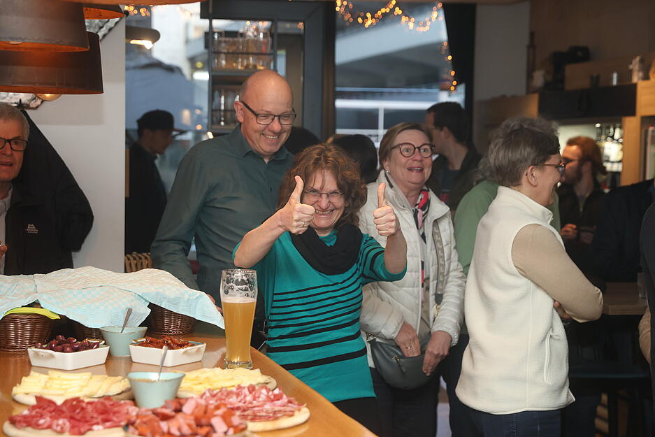 Freude bei der Wahlparty der Gr&uuml;nen im Heilbronn im Craftdelicious: Die Partei liegt sowohl nach der ARD- als auch nach den ZDF-Prognosen vorne.