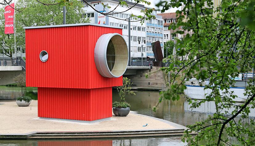 Das erste &ouml;ffentlich zug&auml;ngliche One Man House von Thomas Sch&uuml;tte steht in Heilbronn: Bis Ende September wird es t&auml;glich auf der Inselspitze ge&ouml;ffnet.
Fotos: Andreas Veigel