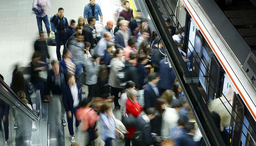 Bei Menschen, die von Klaustrophobie betroffen sind, l&ouml;st eine rappelvolle U-Bahn schnell mal eine Panikattacke aus.