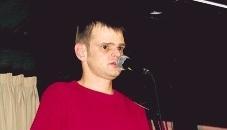Wirkt nur so harmlos: Christan Hirdes in der Heuchelbergkellerei.Foto: Rembold Wirkt nur so harmlos: Christan Hirdes in der Heuchelbergkellerei.Foto: Rembold