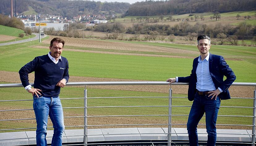 Friedrich M&uuml;ller (li.) und Antonio Erriu auf dem Dach des M&uuml;ller-Co-ax-Turms. Im Hintergrund das Erweiterungsgel&auml;nde, wo die neue Fertigung entstehen wird.
Foto: Gleichauf