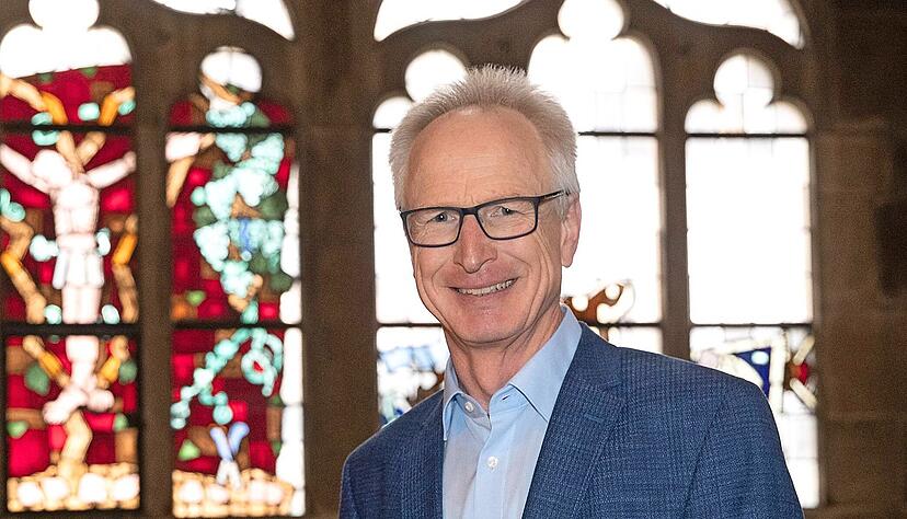 Christoph Baisch, hier vor einem Kunstfenster mit Reben-Kruzifix in der Kilianskirche, stellt sich auch unbequemen Fragen. Er ist überzeugt, ohne Kirche würde der Welt, der Gesellschaft und vielen Menschen etwas fehlen. Christoph Baisch, hier vor einem Kunstfenster mit Reben-Kruzifix in der Kilianskirche, stellt sich auch unbequemen Fragen. Er ist überzeugt, ohne Kirche würde der Welt, der Gesellschaft und vielen Menschen etwas fehlen.