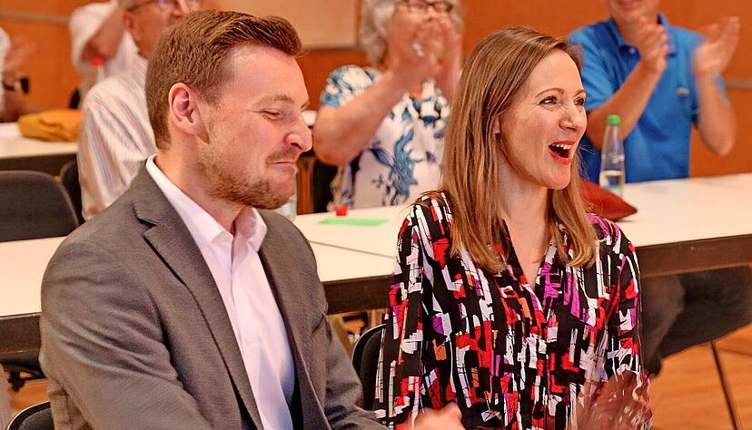 Spontane Freude bei SPD-Bundestagskandidat Kevin Leiser und Jasmina Hostert aus dem Landesvorsitz über die Nominierung Leisers mit 100 Prozent der Stimmen.