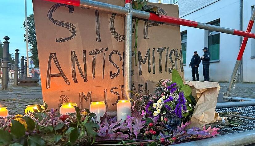 Mahnwache gegen Antisemitismus nach dem versuchten Brandanschlag auf eine Synagoge in der Berliner Brunnenstra&szlig;e. Foto: Sven Kaeuler/dpa +++ dpa-Bildfunk +++