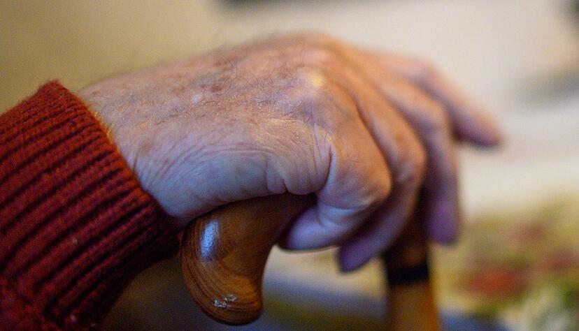 Die Frau gab sich als Pflegekraft aus und soll sich so das Vertrauen des Rentners erschlichen haben. (Symbolbild)