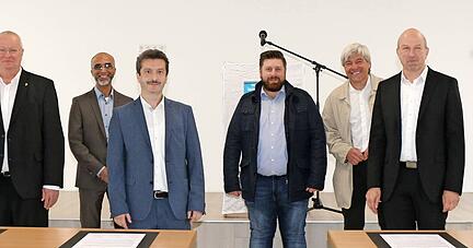 Die Unterzeichner: (von rechts) Oberbürgermeister Steffen Hertwig, Pfarrer Dieter Steiner, Pfarrer Jürgen Stauffert, Mustafa Bilgi, Necmi Kocak, Ahmed Srir vom Internationalen Gremium, Diakon Klaus Börger und Elisabeth Schick.
Foto: Plückthun, Ute