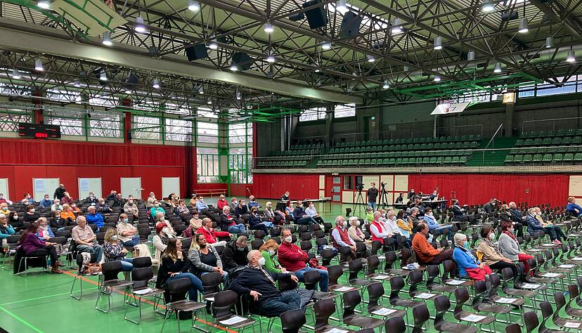 150 Interessierte kommen zur Aquatoll-Infoveranstaltung in die Ballei. Foto: Simon Gajer
