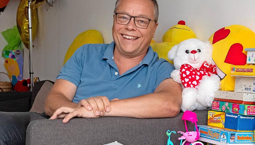Henrik May hat eine Affinität zu Design und war früher eher schlicht eingerichtet. Jetzt gibt es im Wohnzimmer jede Menge Spiele für die ukrainischen Mädchen. Henrik May hat eine Affinität zu Design und war früher eher schlicht eingerichtet. Jetzt gibt es im Wohnzimmer jede Menge Spiele für die ukrainischen Mädchen.