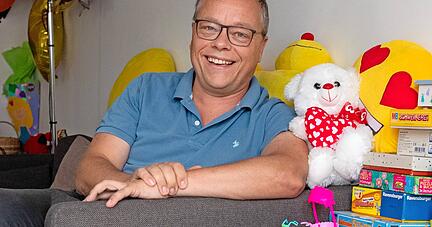 Henrik May hat eine Affinität zu Design und war früher eher schlicht eingerichtet. Jetzt gibt es im Wohnzimmer jede Menge Spiele für die ukrainischen Mädchen. Foto: Berger