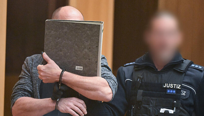 Ein Angeklagter wird in Stuttgart-Stammheim beim Beginn eines Prozesses um Reichsbürger, die mutmaßlich einen Umsturz in Deutschland geplant haben sollen, in den Gerichtssaal geführt.