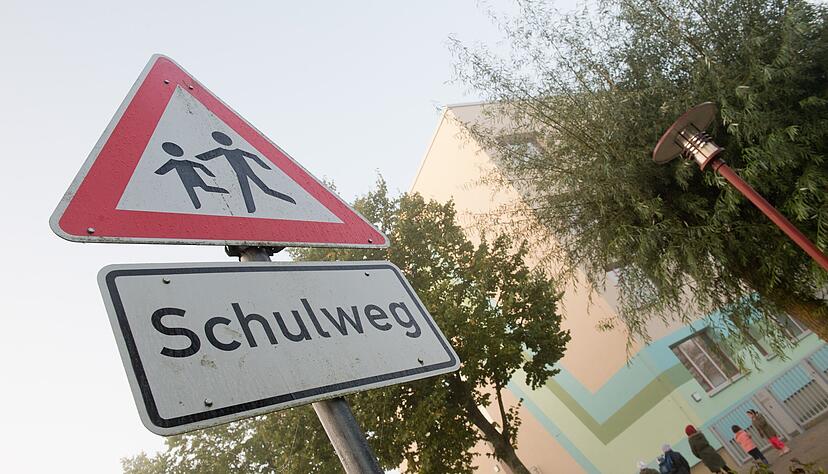 Ein Erlass des Verkehrsministerium erm&ouml;glicht es den Kommunen unb&uuml;rokratisch, Schulzonen auszuweisen. So soll der Schulweg vor allem f&uuml;r Schulanf&auml;nger sicherer werden. Was die Kommunen davon halten.
