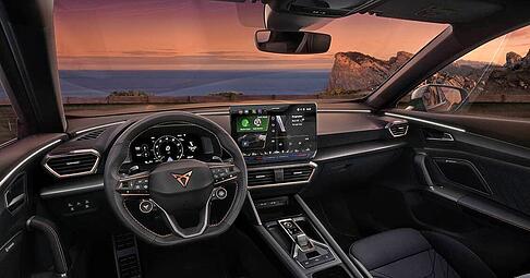Ein Blick ins Interieur des aufgefrischten SUV-Modells Formentor. Cupra hat die Qualität gesteigert und montiert in der Mitte einen größeren Touchscreen als bisher.