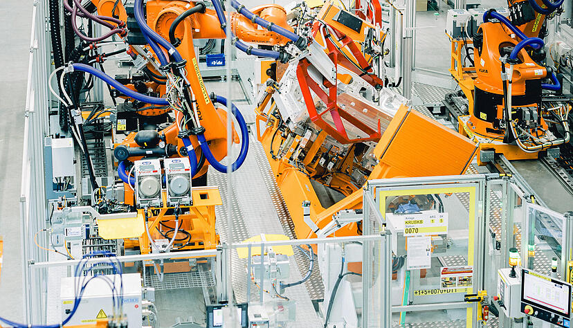Die vier Roboterarme im Karosseriebau arbeiten von außen betrachtet wie immer. Aber Audi hat die Prozesse im Hintergrund angepasst – und setzte damit nach eigenen Angaben neue Maßstäbe.