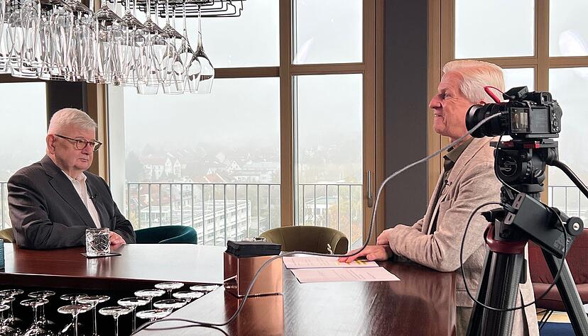 Joschka Fischer im Gespr&auml;ch mit Stimme-Chefredakteur Uwe Ralf Heer.